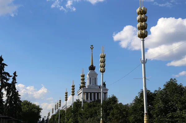 Vdnkh 领土 (全俄展览中心，也被称为全俄展览中心) 的标志性建筑是一个永久通用贸易展在莫斯科，俄罗斯 — 图库照片