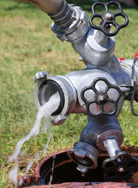 Fluxo de água saindo de um hidrante de fogo — Fotografia de Stock