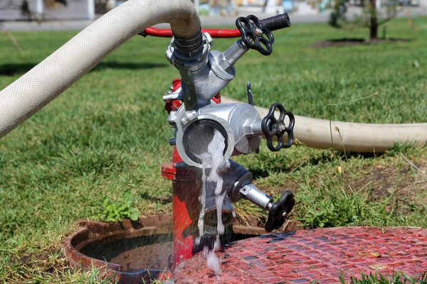 Fluxo de água saindo de um hidrante de fogo — Fotografia de Stock