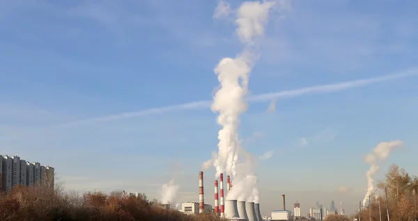 Coal burning power plant with smoke stacks, Moscow, Russia — Stock Photo, Image