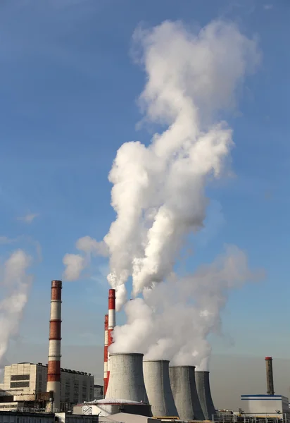 Kol förbränning kraftverket med skorstenar, Moskva, Ryssland — Stockfoto
