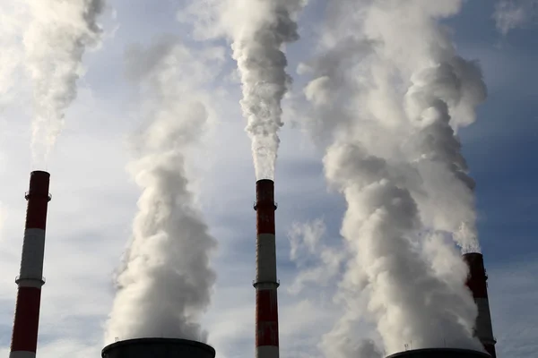 Smoke stacks at coal burning power plant — Stock Photo, Image