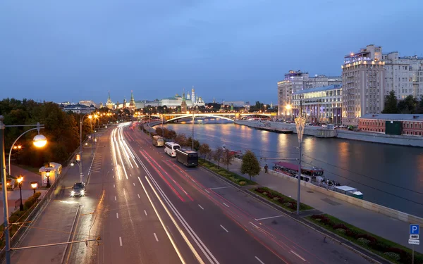 Vista nocturna del río Moskva, el Gran Puente de Piedra y el Kremlin, Moscú, Rusia — Foto de Stock