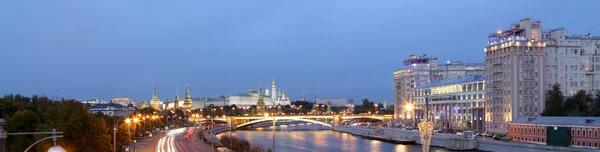 Νυχτερινή άποψη του ποταμού Μόσχοβα, η μεγάλη πέτρινη γέφυρα και του Κρεμλίνου, Μόσχα, Ρωσία — Φωτογραφία Αρχείου