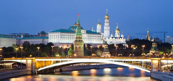 Vista noturna do Rio Moskva, da Grande Ponte de Pedra e do Kremlin, Moscou, Rússia — Fotografia de Stock