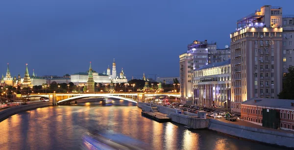 Nachtsicht auf den Fluss Moskva, die große Steinbrücke und den Kreml, Moskau, Russland — Stockfoto