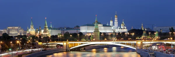 Noc widok na rzekę Moskwę, wielki kamienny most i Kremla, Moskwa, Federacja Rosyjska — Zdjęcie stockowe