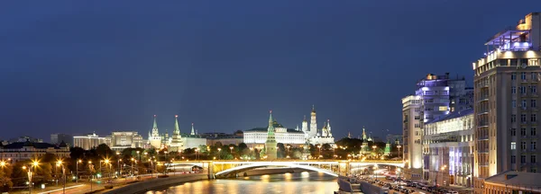 Gece görünümü Moskova Nehri, büyük taş köprü ve Kremlin, Moskova, Rusya Federasyonu — Stok fotoğraf