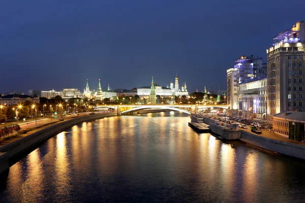 Natt utsikt över Moskvafloden, stora sten-bron och Kreml, Moskva, Ryssland — Stockfoto