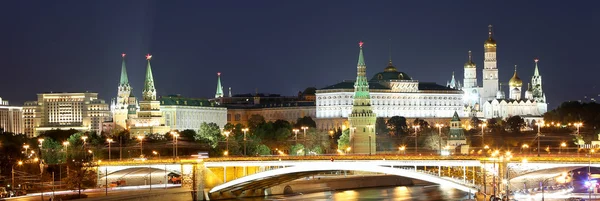 Vista notturna del fiume Moskva, del Grande Ponte di Pietra e del Cremlino, Mosca, Russia — Foto Stock