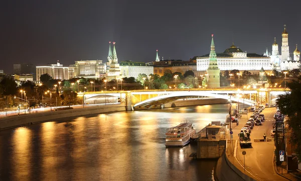 Nachtsicht auf den Fluss Moskva, die große Steinbrücke und den Kreml, Moskau, Russland — Stockfoto