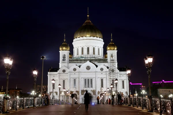 Cattedrale di Cristo Salvatore e Ponte Patriarcale (Vista notturna), Mosca, Russia — Foto Stock
