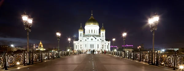 Christus de Verlosser-Kathedraal en Patriarsji Bridge (nacht weergave), Moskou, Rusland — Stockfoto