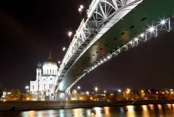 Cattedrale di Cristo Salvatore e Ponte Patriarcale (Vista notturna), Mosca, Russia — Foto Stock