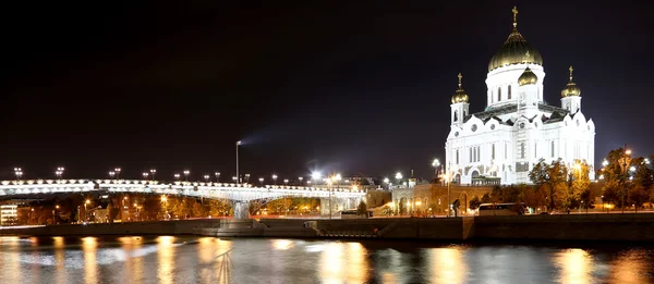 Nacht uitzicht op de rivier de moskva en de Christus de Verlosser-Kathedraal, Moskou, Rusland — Stockfoto