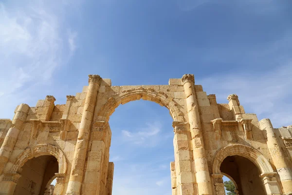 Roman ruins in the Jordanian city of Jerash (Gerasa of Antiquity), capital and largest city of Jerash Governorate, Jordan — Stock Photo, Image