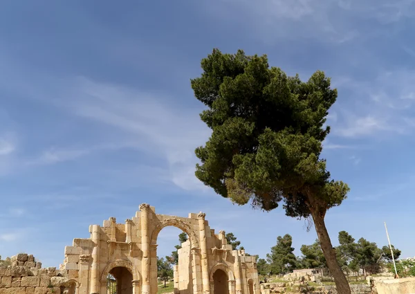 Ruinas romanas en la ciudad jordana de Jerash (Gerasa de la Antigüedad), capital y ciudad más grande de la gobernación de Jerash, Jordania — Foto de Stock