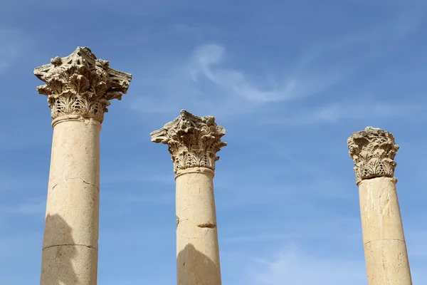 Columnas romanas en la ciudad jordana de Jerash (Gerasa de la Antigüedad), capital y ciudad más grande de la gobernación de Jerash, Jordania — Foto de Stock