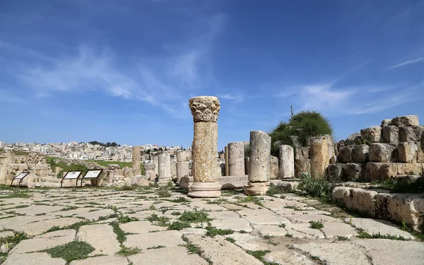 Romerska ruinerna i den jordanska staden jerash (gerasa av antiken), huvudstad och största stad guvernement jerash, Jordanien — Stockfoto