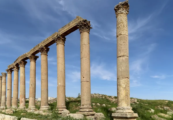 Columnas romanas en la ciudad jordana de Jerash (Gerasa de la Antigüedad), capital y ciudad más grande de la gobernación de Jerash, Jordania —  Fotos de Stock