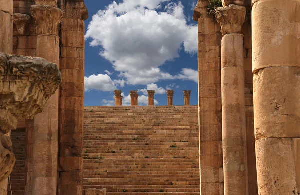 Romeinse kolommen in de Jordaanse stad jerash (gerasa uit de oudheid), de hoofdstad en grootste stad van het gouvernement jerash, jordan — Stockfoto