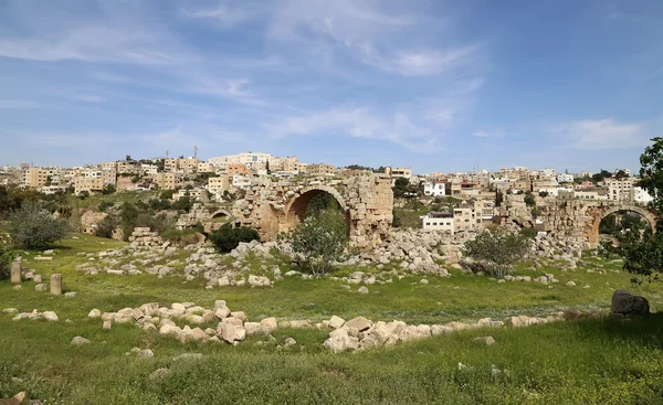 Rzymskie miasto Gerazie i nowoczesne Jerash (w tle) — Zdjęcie stockowe