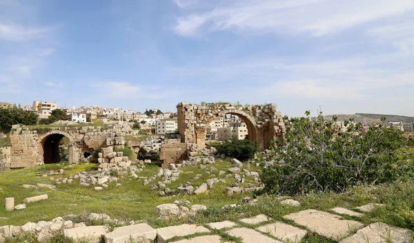 La ciudad romana de Gerasa y la moderna Jerash (en el fondo ) — Foto de Stock