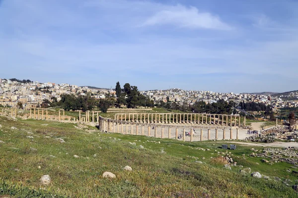 Roman city of Gerasa and the modern Jerash (in the background) — Stock Photo, Image