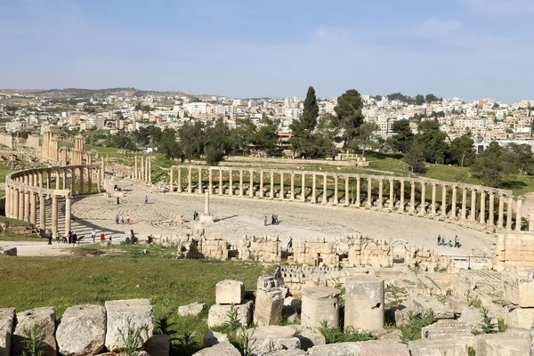 Fórum (oválné náměstí) v Gerasa (Džeraš), Jordan. — Stock fotografie