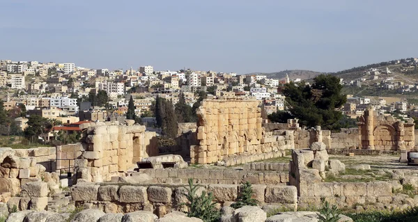 Romeinse stad van Gerasa en de moderne Jerash (op de achtergrond) — Stockfoto