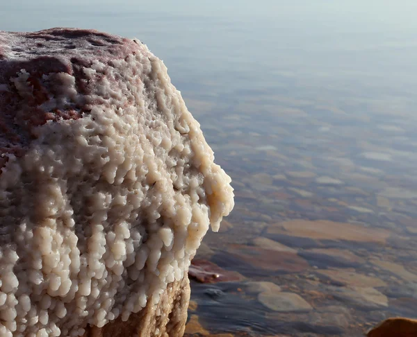 Salt kristallvatten på segla utmed kusten av det döda havet, Jordan — Stockfoto