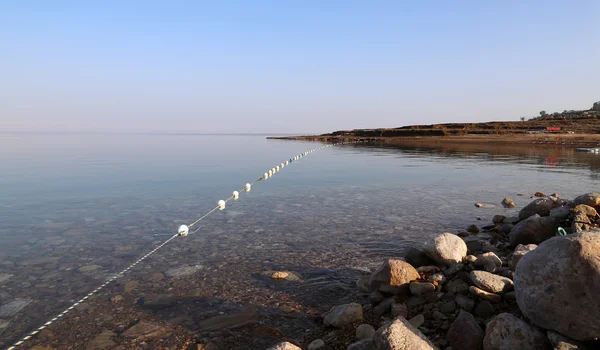 Uitzicht over de dode zee--van de kustlijn Jordan — Stockfoto