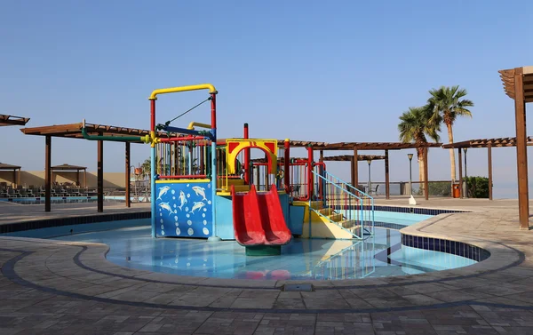 Piscina infantil con toboganes para el entretenimiento, resort en el Mar Muerto, Jordania — Foto de Stock
