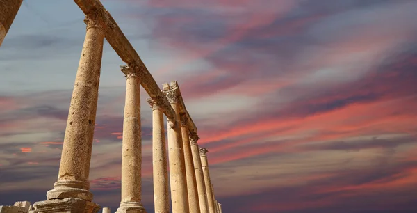 Rzymskie kolumny w Jordanii miasta jerash (Gerazie starożytności), stolica i największe miasto guberni jerash, jordan — Zdjęcie stockowe