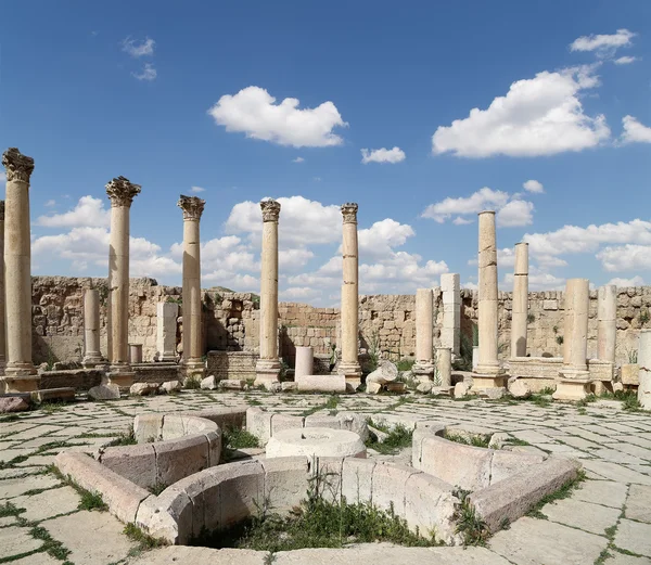 Romeinse ruïnes in de Jordaanse stad jerash (gerasa uit de oudheid), hoofdstad en grootste stad van het gouvernement jerash, jordan — Stockfoto