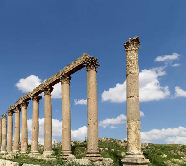 Římské sloupce v jordánské město jerash (gerasa antiky), hlavní a největší město jerash governorate, Jordánsko — Stock fotografie