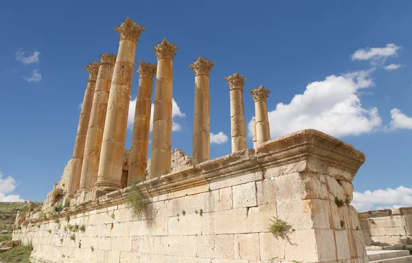 Temple of Zeus, Jordanian city of Jerash  (Gerasa of Antiquity), capital and largest city of Jerash Governorate, Jordan — Stock Photo, Image