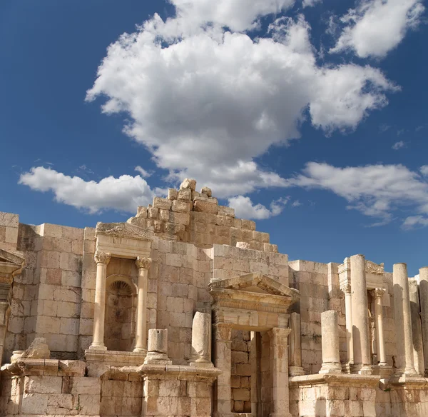 Roman ruins in the Jordanian city of Jerash (Gerasa of Antiquity), capital and largest city of Jerash Governorate, Jordan — Stock Photo, Image