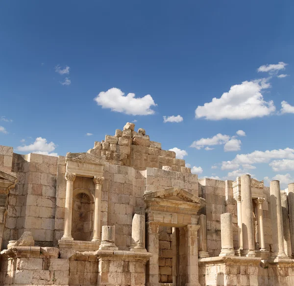 Ruinas romanas en la ciudad jordana de Jerash (Gerasa de la Antigüedad), capital y ciudad más grande de la gobernación de Jerash, Jordania — Foto de Stock