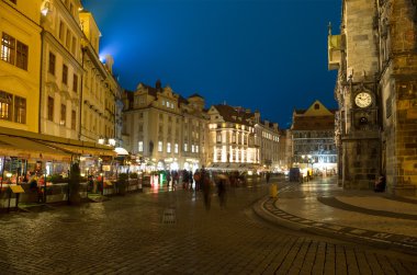 Prague, Çek Cumhuriyeti - 12 Kasım 2014: eski belediye Şehir Binası (gece görünümü), Prag'da görüntülemek eski şehir Meydanı, Çek Cumhuriyeti
