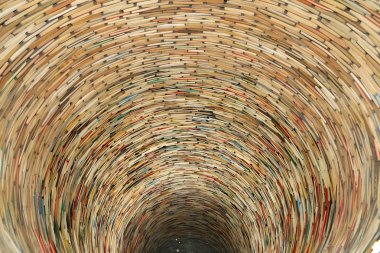 Kitap tünel Prag kitaplığında--aynalar bu efekti oluşturmak için kullanılır
