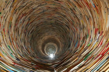 Kitap tünel Prag kitaplığında--aynalar bu efekti oluşturmak için kullanılır