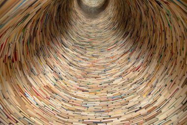 Kitap tünel Prag kitaplığında--aynalar bu efekti oluşturmak için kullanılır