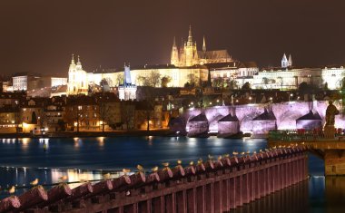 Vltava Nehri, Charles Köprüsü (Stone Köprüsü, Prag Köprüsü) ve St. Vitus Katedrali. Prag 'da. Çek Cumhuriyeti