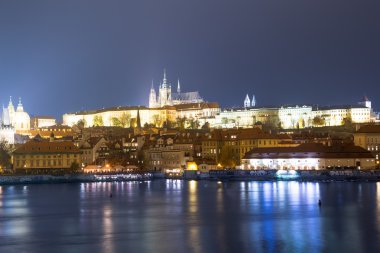 Gece görünümü Prag, Çek Cumhuriyeti: Hradcany, kale ve St. Vitus Katedrali