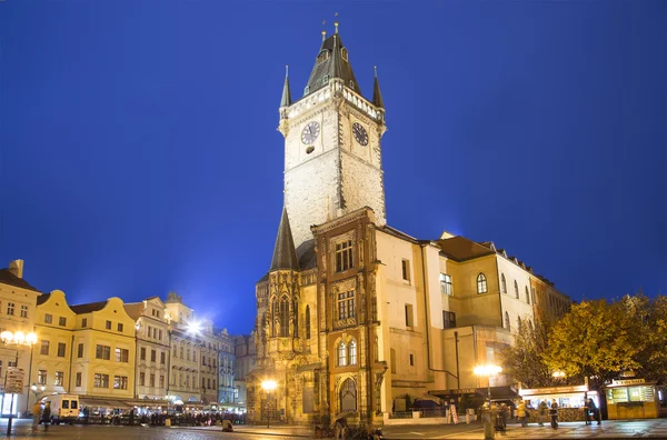 Gamla stadshuset i Prag (Nattutsikt), vy från torget i Gamla Stan, Tjeckien — Stockfoto