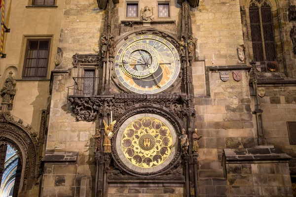 在捷克共和国布拉格老城广场上的中世纪天文钟的夜景 — 图库照片