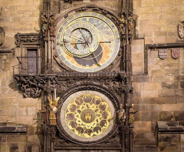 Night view of the medieval astronomical clock in the Old Town square in Prague, Czech republic — Stock Photo, Image