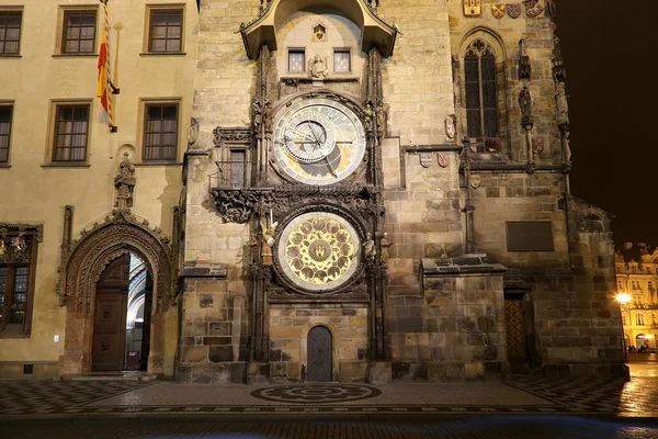 Nachtansicht der mittelalterlichen astronomischen Uhr auf dem Altstadtplatz in Prag, Tschechische Republik — Stockfoto