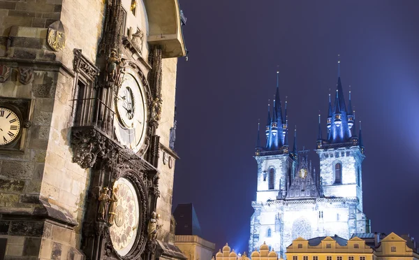 Praga Orologio astronomico e Chiesa di Nostra Signora prima di Tyn, notte, Repubblica Ceca — Foto Stock